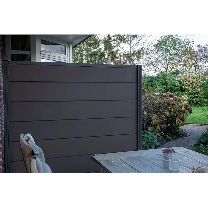 GartenLand Steckzaun-Element Ameland Exclusive - B x H: 180 x 180 cm, Anthrazit, Verbundwerkstoff - Dunkelbrauner Verbundwerkstoff-Sichtschutz auf einer Terrasse, bietet Abgrenzung zum Garten.