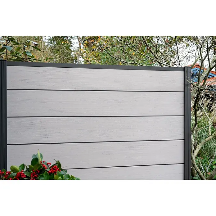 GartenLand Steckzaun-Element Ameland Exclusive - B x H: 180 x 180 cm, Sand-Multicolor, Verbundwerkstoff - Hellgraues WPC-Sichtschutzzaun-Element mit dunkelgrauem Rahmen im Garten.
