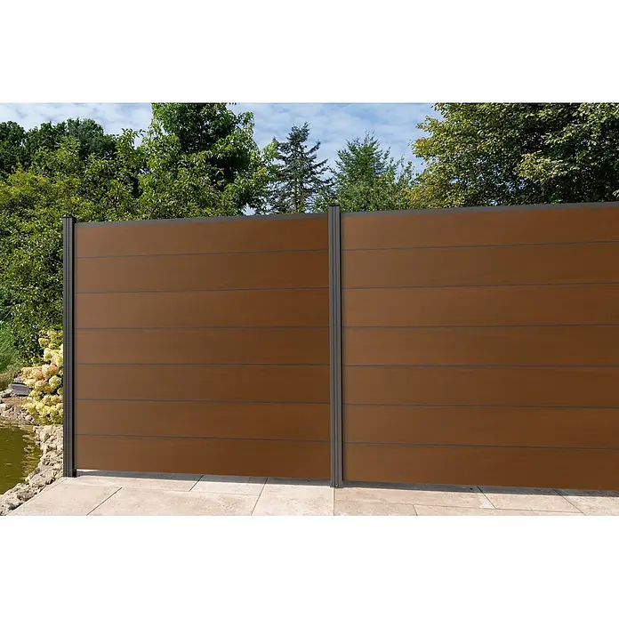 GartenLand Steckzaun-Element Ameland Exclusive Co-extrudiert - B x H: 180 x 180 cm, Ipé, Verbundwerkstoff - Brauner WPC-Sichtschutz mit anthrazitfarbenen Pfosten, im Garten für mehr Privatsphäre installiert.