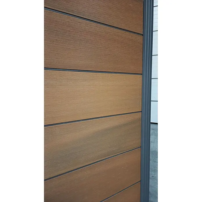GartenLand Steckzaun-Element Ameland Exclusive Co-extrudiert - Mahagoni, Verbundwerkstoff - Braune WPC-Dielen mit Holzmaserung, durch dunkelgraue Abstandhalter getrennt, bilden eine moderne Wand- oder Zaunverkleidung.