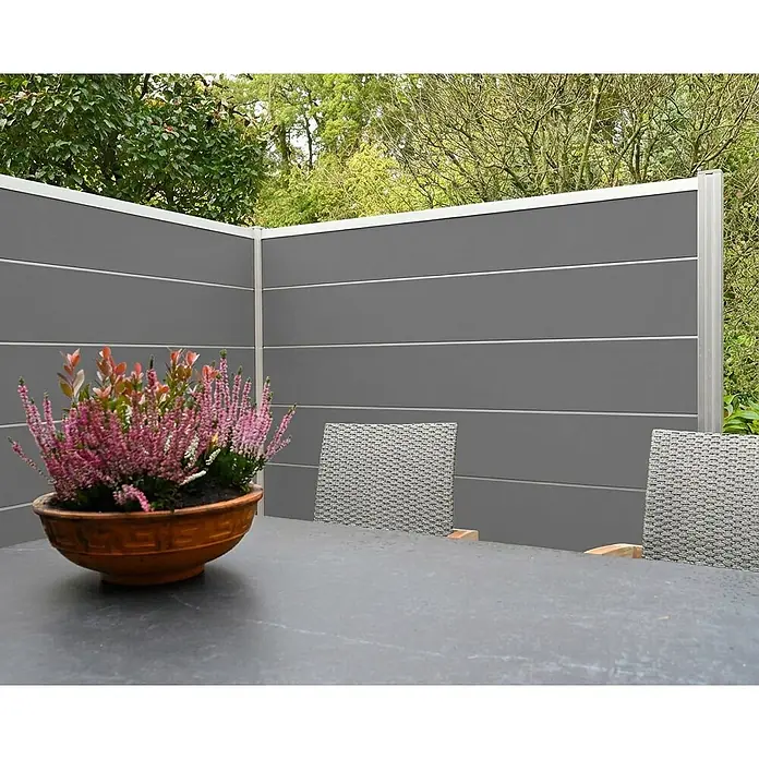 GartenLand Steckzaun-Element Ameland Exclusive - B x H: 180 x 180 cm, Schiefergrau, Verbundwerkstoff - Graue Sichtschutzwand mit silbernen Aluminiumpfosten, auf einer Terrasse neben Tisch und Stühlen.