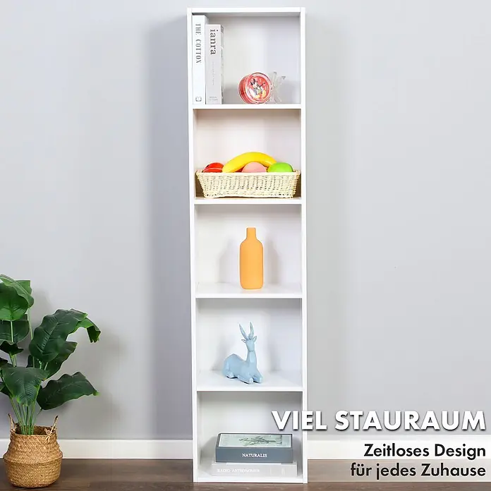 Floordirekt Holzregal Bücherregal Alaska mit 4 Ebenen - Anzahl Böden: 5 Stk., Schrauben - Hohes, weißes Bücherregal mit sechs Fächern, gefüllt mit Büchern, Deko und einem Obstkorb, in einem Zimmer.