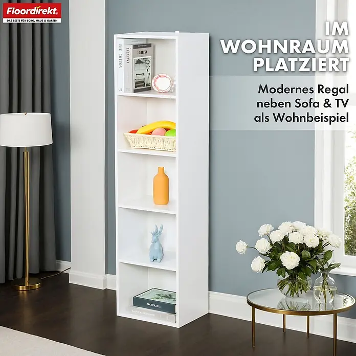 Floordirekt Holzregal Bücherregal Alaska mit 4 Ebenen - Anzahl Böden: 5 Stk., Schrauben - Weißes, freistehendes schmales Regal mit mehreren offenen Fächern, dekoriert in einem Wohnzimmer.