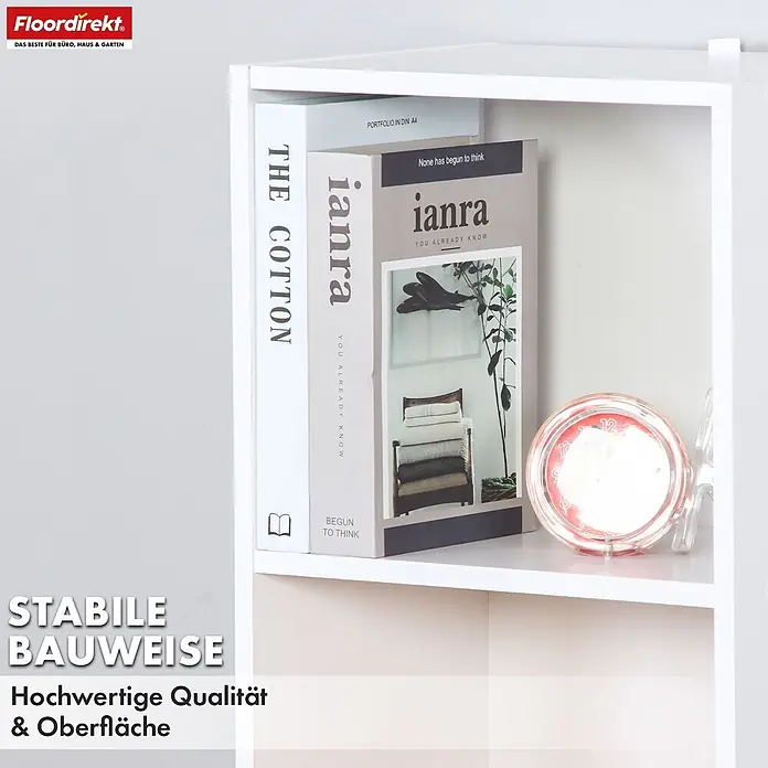 Floordirekt Holzregal Bücherregal Alaska mit 4 Ebenen - Anzahl Böden: 5 Stk., Schrauben - Weißes Regal mit Büchern und einer Dekoruhr auf einer Ablage.