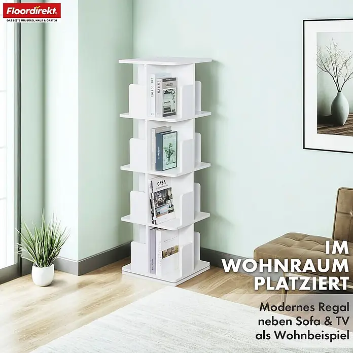 Floordirekt Holzregal Bücherregal Indiana mit 4 Etagen - Anzahl Böden: 16 Stk., Schrauben - Weißes, drehbares Bücherregal in einem modernen Wohnzimmer, gefüllt mit Büchern. Steht zwischen einem Fenster und einem braunen Sessel.