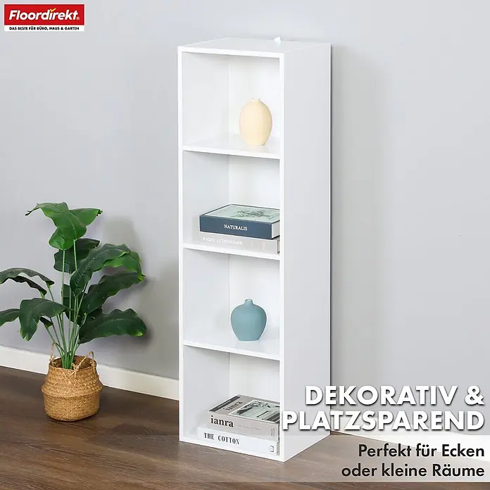 Floordirekt Holzregal Bücherregal Alaska mit 4 Ebenen - Anzahl Böden: 4 Stk., Schrauben - Schlankes weißes 4-Regal-Bücherregal, dekoriert mit Büchern und Vasen, neben einer Pflanze, ideal für kleine Räume.