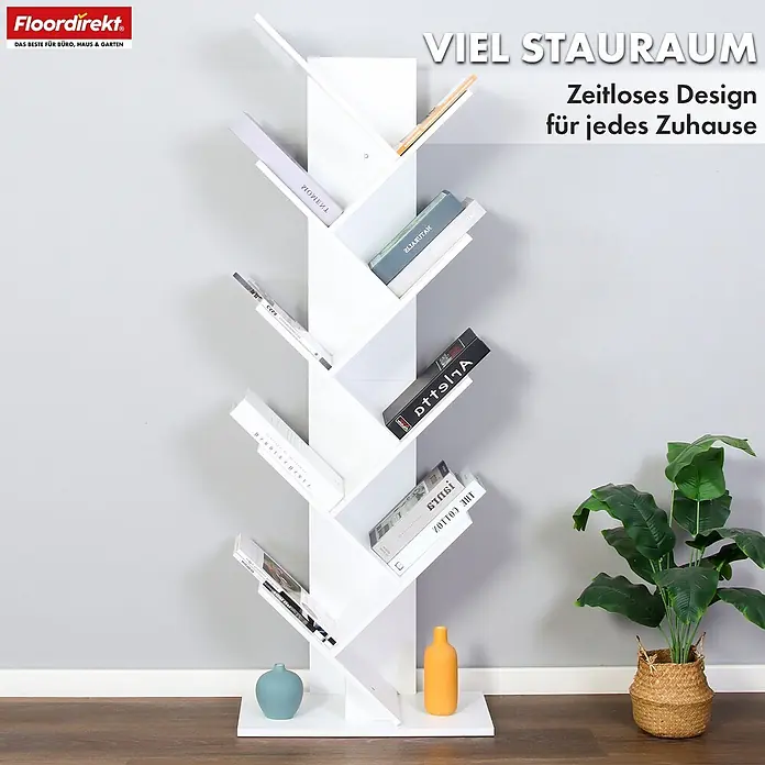 Floordirekt Holzregal Bücherregal Louisiana mit 9 Etagen - Anzahl Böden: 9 Stk., Schrauben - Weißes baumförmiges Bücherregal mit Büchern, Vasen und einer Pflanze, zeigt viel Stauraum und zeitloses Design.