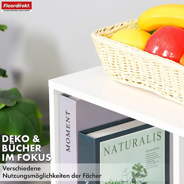 Floordirekt Holzregal Bücherregal California mit 4 Fächern - Anzahl Böden: 4 Stk., Schrauben - Weißes modulares Regal mit Büchern und einem Obstkorb, das vielseitige Nutzungsmöglichkeiten der Fächer zeigt.