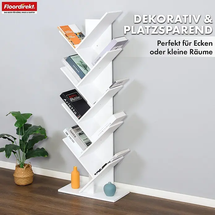 Floordirekt Holzregal Bücherregal Louisiana mit 9 Etagen - Anzahl Böden: 9 Stk., Schrauben - Weißes baumförmiges Bücherregal mit Büchern, Pflanze und Vasen. Dieses dekorative, platzsparende Regal ist ideal für Ecken oder kleine Räume.