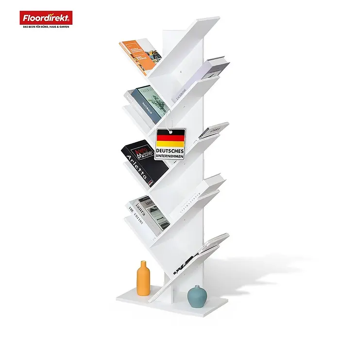 Floordirekt Holzregal Bücherregal Louisiana mit 9 Etagen - Anzahl Böden: 9 Stk., Schrauben - Weißes, baumförmiges Bücherregal mit verschiedenen Büchern und zwei dekorativen Vasen.