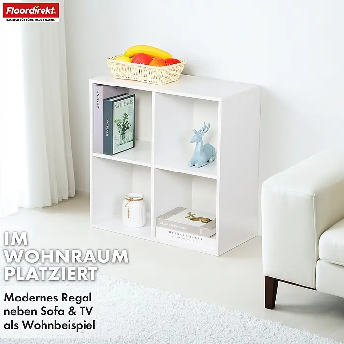 Floordirekt Holzregal Bücherregal California mit 4 Fächern - Anzahl Böden: 4 Stk., Schrauben - Weißes Würfelregal, als modernes Wohnzimmerregal neben einem Sofa inszeniert.