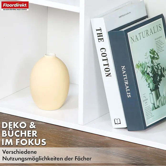 Floordirekt Holzregal Bücherregal Arkansas mit 5 Fächern - Anzahl Böden: 5 Stk., Schrauben - Weißes Regalmodul mit einer hellgelben Vase und zwei dekorativen Buchboxen.
