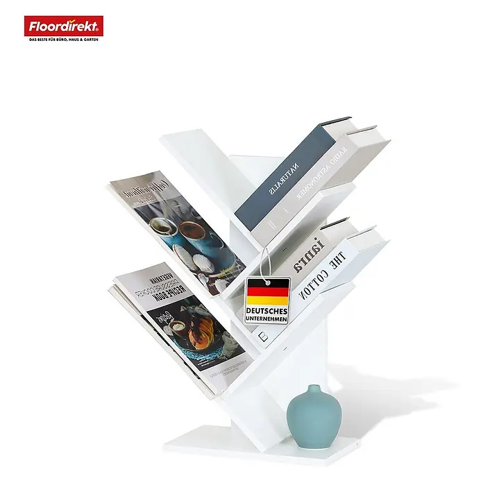 Floordirekt Holzregal Bücherregal Louisiana mit 5 Etagen - Anzahl Böden: 5 Stk., Schrauben - Weißes baumförmiges Bücherregal mit Büchern und Zeitschriften, mit einer kleinen hellblauen Vase an der Basis. Inklusive 'DEUTSCHES UNTERNEHMEN'-Etikett.