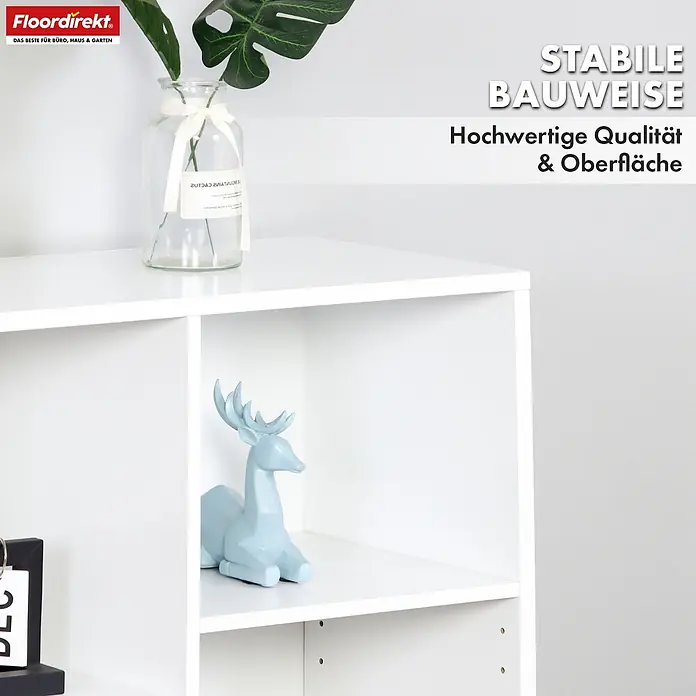 Floordirekt Holzregal Bücherregal Arkansas mit 9 Fächern - Anzahl Böden: 9 Stk., Schrauben - Weißes modulares Regal mit Fächern, das eine blaue Hirschfigur und eine Pflanze in einer Vase zeigt.