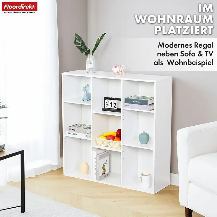 Floordirekt Holzregal Bücherregal Arkansas mit 9 Fächern - Anzahl Böden: 9 Stk., Schrauben - Weißes Würfelregal als Bücherregal im Wohnzimmer, mit Büchern und Dekorationen bestückt, neben einem weißen Sofa.