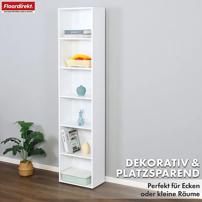 Floordirekt Holzregal Bücherregal Maine mit 6 Etagen - Anzahl Böden: 6 Stk., Schrauben - Weißes, schmales Standregal mit sechs Fächern, das Bücher, Vasen, einen Obstkorb und eine Aufbewahrungsbox enthält.