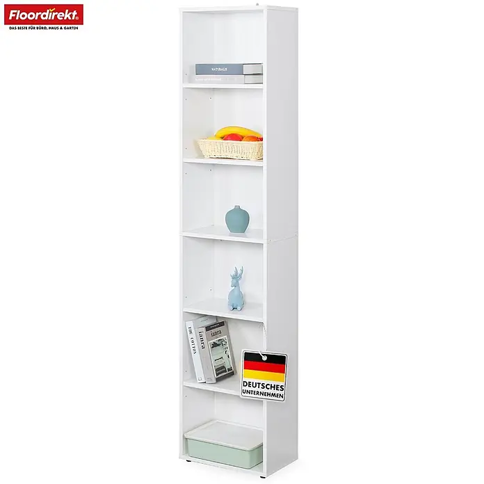 Floordirekt Holzregal Bücherregal Maine mit 6 Etagen - Anzahl Böden: 6 Stk., Schrauben - Hohes weißes Bücherregal mit sechs Fächern, das Bücher, einen Obstkorb, eine Vase und eine Hirschfigur zeigt.
