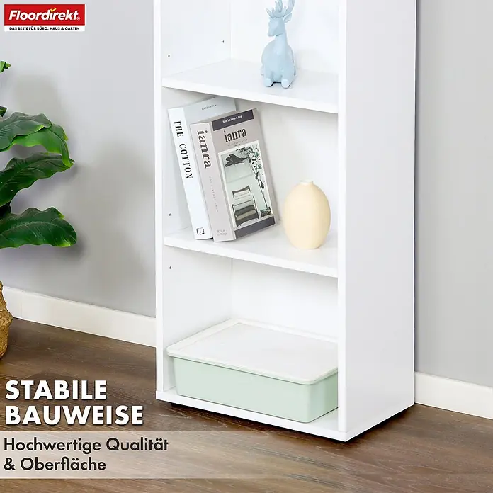 Floordirekt Holzregal Bücherregal Maine mit 6 Etagen - Anzahl Böden: 6 Stk., Schrauben - Hohes weißes Bücherregal mit drei Fächern, das Bücher, eine hellblaue Hirschfigur, eine hellgelbe Vase und eine hellgrüne Aufbewahrungsbox enthält.