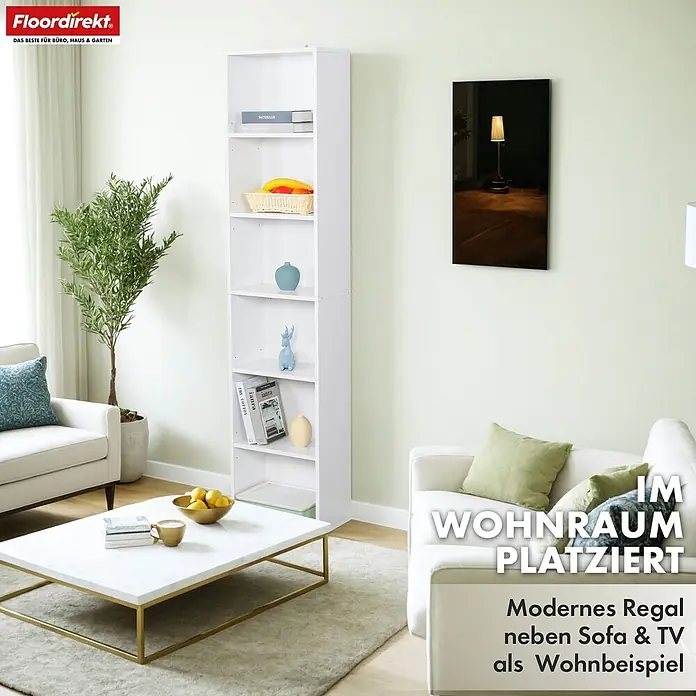 Floordirekt Holzregal Bücherregal Maine mit 6 Etagen - Anzahl Böden: 6 Stk., Schrauben - Weißes Bücherregal mit mehreren Fächern, im Wohnzimmer neben einem Sofa platziert, als Stauraum und Dekoration.