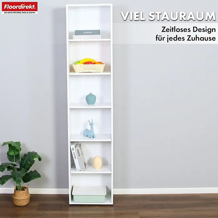 Floordirekt Holzregal Bücherregal Maine mit 6 Etagen - Anzahl Böden: 6 Stk., Schrauben - Ein hohes, schmales weißes Bücherregal mit sechs Fächern, gefüllt mit Büchern, Deko und einem Obstkorb, steht auf Holzboden.