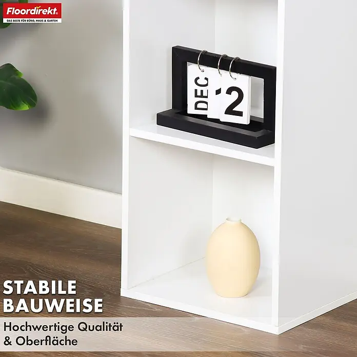 Floordirekt Holzregal Bücherregal Delaware mit 6 Ablagen - Anzahl Böden: 6 Stk., Schrauben - Weißes Würfelregal mit zwei Fächern, das einen schwarzen Kalender und eine hellgelbe Vase enthält, auf Holzfußboden.