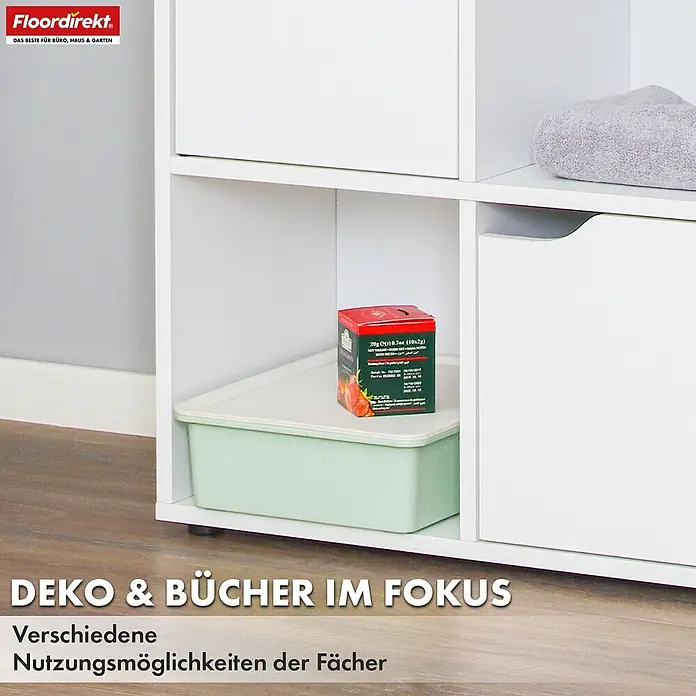Floordirekt Holzregal Bücherregal Connecticut mit 8 Fächern - Anzahl Böden: 8 Stk., Schrauben - Weißes modulares Regal mit vielseitigen Aufbewahrungsmöglichkeiten, bestückt mit einer grünen Box und einem Handtuch.