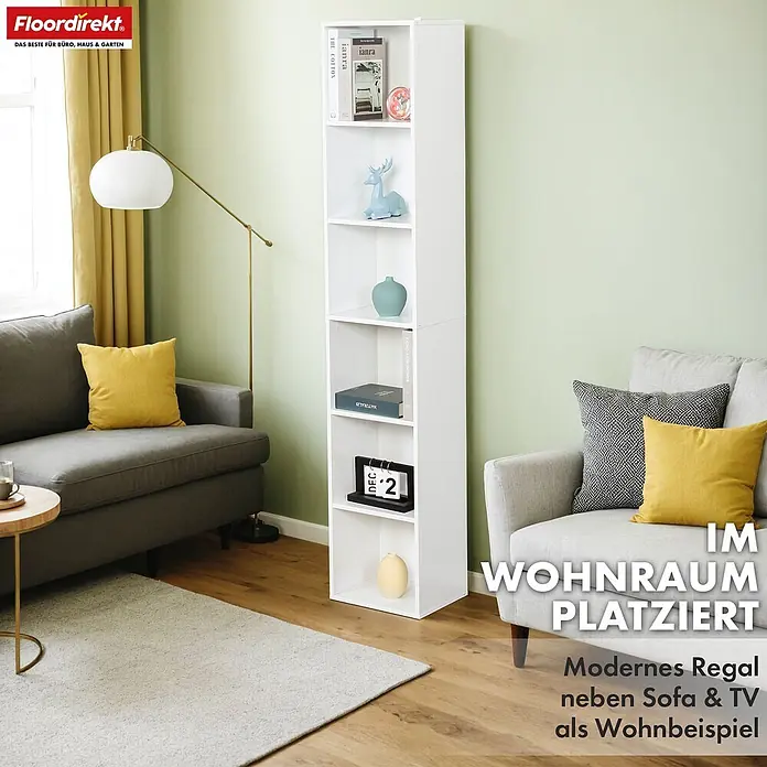 Floordirekt Holzregal Bücherregal Delaware mit 6 Ablagen - Anzahl Böden: 6 Stk., Schrauben - Weißes Regal in einer Wohnzimmerecke neben einem Sofa, für Bücher und Dekoartikel.
