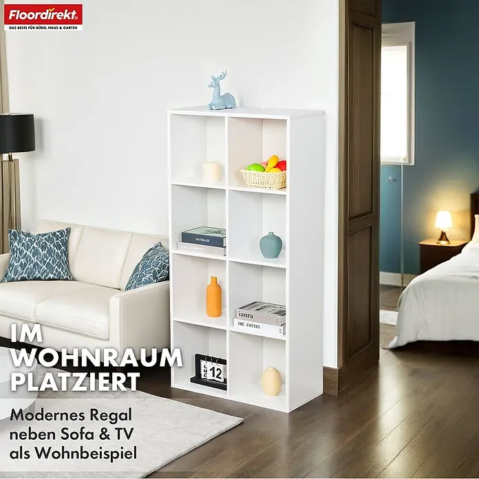 Floordirekt Holzregal Bücherregal California mit 8 Fächern - Anzahl Böden: 8 Stk., Schrauben - Weißes Würfelregal im Wohnzimmer, mit Dekoartikeln gefüllt, neben einem weißen Sofa platziert.