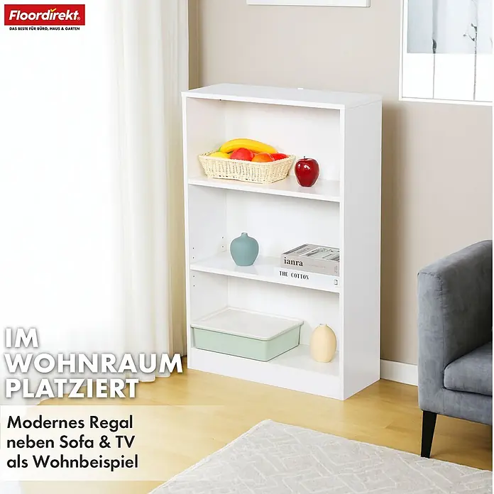 Floordirekt Holzregal Bücherregal Maine mit 3 Etagen - Anzahl Böden: 3 Stk., Schrauben - Modernes weißes Regal mit drei Ablagen im Wohnzimmer, neben einem grauen Sofa zur Aufbewahrung und Dekoration.