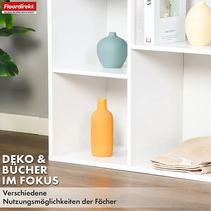 Floordirekt Holzregal Bücherregal California mit 7 Fächern - Anzahl Böden: 7 Stk., Schrauben - Weißes, modulares Regal mit Deko, Büchern und Handtüchern, das vielseitige Nutzungsmöglichkeiten zeigt.