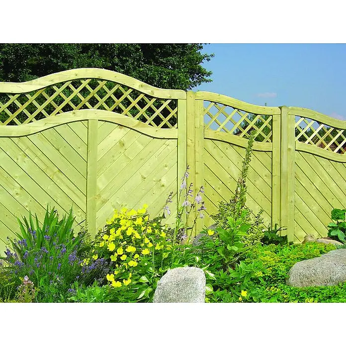 GartenLand Sichtschutzelement INNSBRUCK MASSIV - B x H: 90 x 165 cm, Holz, Fichte KDI Grün - Hellgrüner Holzzaun mit gewelltem Spalier-Aufsatz und diagonalen Latten, im Garten platziert.