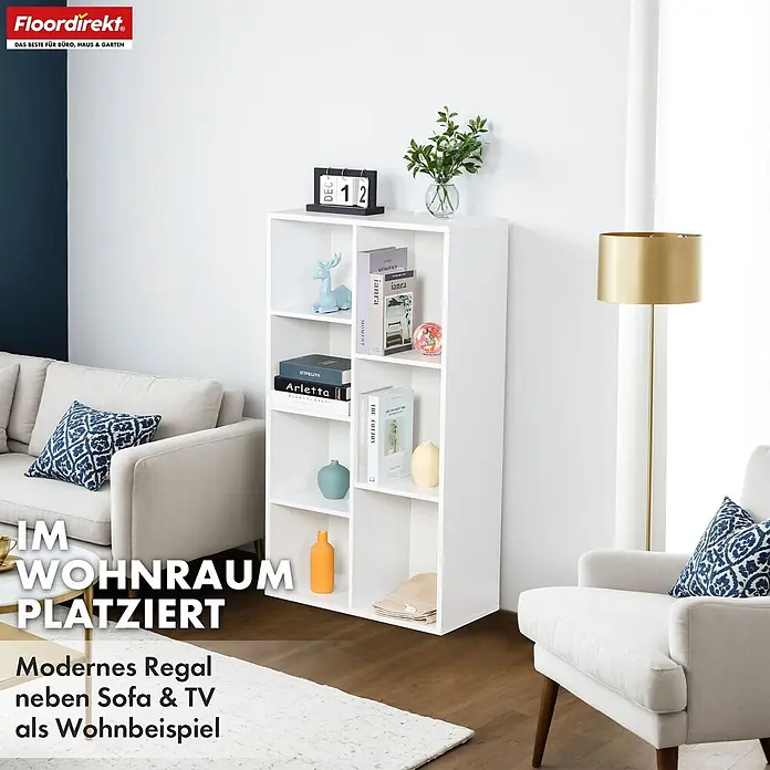 Floordirekt Holzregal Bücherregal California mit 7 Fächern - Anzahl Böden: 7 Stk., Schrauben - Weißes Bücherregal mit mehreren Fächern im Wohnzimmer, zur Aufbewahrung und Dekoration neben einem Sofa.