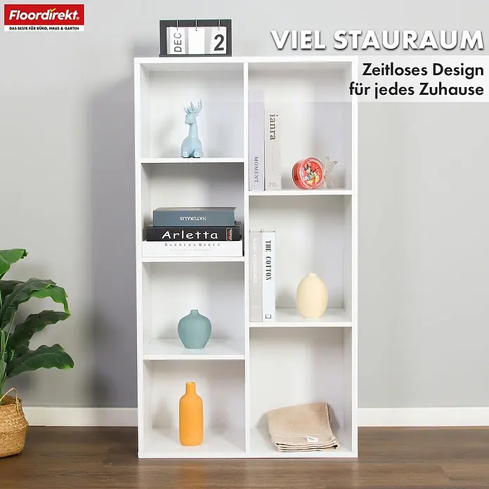Floordirekt Holzregal Bücherregal California mit 7 Fächern - Anzahl Böden: 7 Stk., Schrauben - Weißes Regal mit mehreren Fächern, gefüllt mit Büchern und Dekorationen, zeigt viel Stauraum und zeitloses Design in einem modernen Zuhause.
