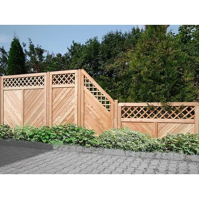 GartenLand Sichtschutzelement NIZZA - Holz, Lärche - Heller Holzzaun mit diagonalen Brettern und Rankgitter, in einem Garten neben Pflastersteinen installiert.