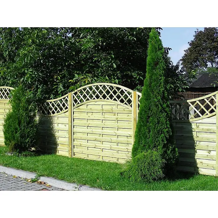 GartenLand Sichtschutzelement VARIO MASSIV - B x H: 90 x 134 cm, Holz, Kiefer KDI Grün - Heller Holzzaun mit dekorativem Rankgitter oben, in einem Garten mit Koniferen.
