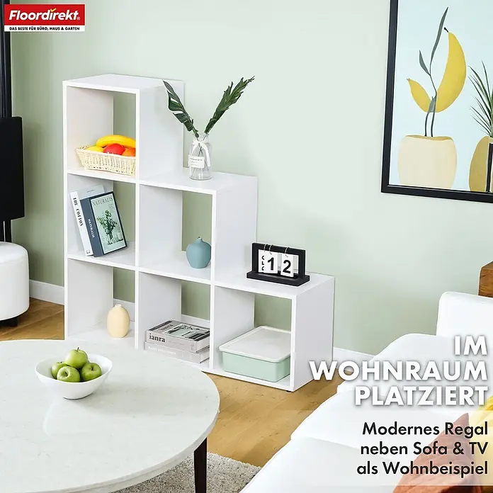 Floordirekt Holzregal Bücherregal Carolina mit 6 Fächern - Anzahl Böden: 6 Stk., Schrauben - Weißes Stufenregal mit Fächern im Wohnzimmer, neben Sofa und TV, als Wohnbeispiel.
