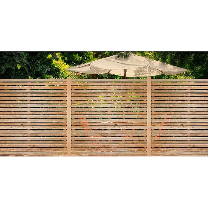 GartenLand Sichtschutzelement Römö - Holz, Natur - Heller Lattenzaun aus Holz als Sichtschutz im Außenbereich, mit Schirm und Bäumen dahinter sichtbar.