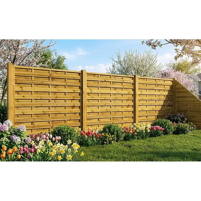 GartenLand Sichtschutzelement VARIO - B x H: 180 x 180 cm, Holz, Kiefer KDI Grün - Heller Sichtschutzzaun aus Holz mit geflochtenem Design, umgeben von bunten Blumen und grünem Rasen im Garten.