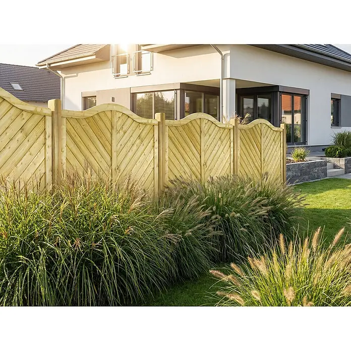 GartenLand Sichtschutzelement INNSBRUCK MASSIV - B x H: 180 x 180 cm, Holz, Fichte KDI Grün - Heller Holzzaun mit diagonalen Brettern und geschwungenen Oberkanten, vor hohem Ziergras und einem modernen Haus.