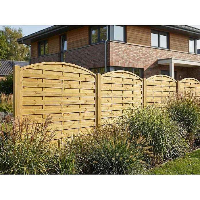 GartenLand Sichtschutzelement VARIO - B x H: 180 x 180 cm, Holz, Kiefer KDI Grün - Heller Holzzaun mit gebogenen Paneelen und horizontalen Latten, der einen Garten von einem modernen Haus trennt.