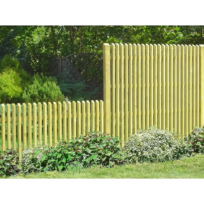 GartenLand Sichtschutzelement BERGAMO - B x H: 90 x 180 cm, Holz, Fichte KDI Grün - Hellgelber Lattenzaun aus Holz in einem Garten, der eine dekorative Abgrenzung bietet.