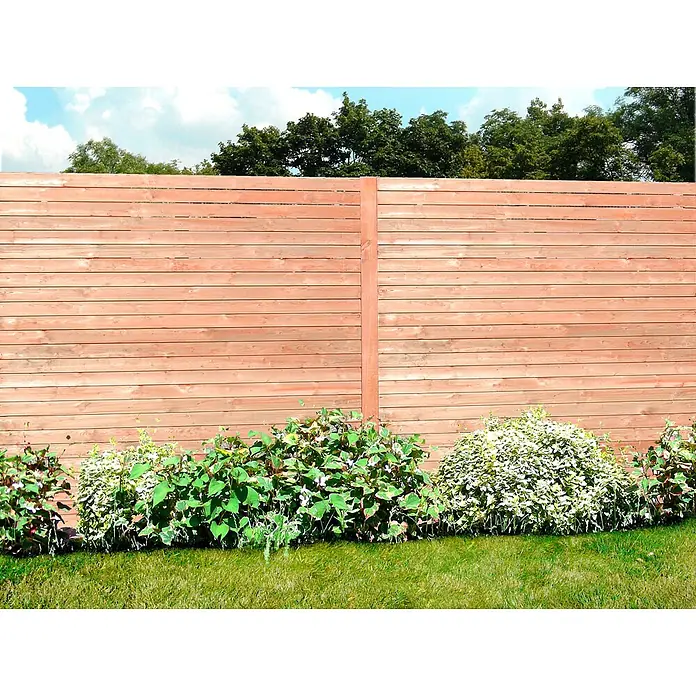 GartenLand Sichtschutzelement SALZBURG DELUXE - B x H: 89 x 180 cm, Holz, Lärche - Horizontaler Lattenzaun aus Holz in einem Garten mit grünen Pflanzen und Bäumen.