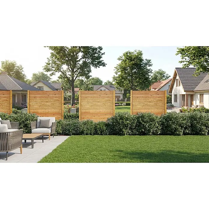 GartenLand Sichtschutzelement SALZBURG DELUXE - B x H: 89 x 180 cm, Holz, Lärche - Helle Holzsichtschutzelemente in einem Garten, die Terrasse und Rasen trennen.