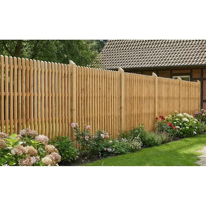 GartenLand Zauntor Lattenzaun WIEN abgeschrägt - 100 x 180 cm, Lärche, Holz - Hoher hellbrauner Gartenzaun aus Holz, der einen grünen Garten mit Blumen von einem Haus trennt. Der Zaun hat vertikale Latten und stabile Pfosten.