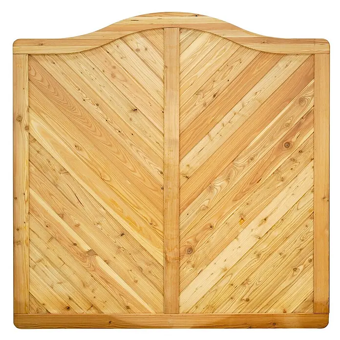 GartenLand Sichtschutzelement NIZZA - Holz, Lärche - Helles Naturholztor mit diagonalen Brettern in Fischgrätmuster, vertikalem Balken und elegant geschwungener Oberkante.