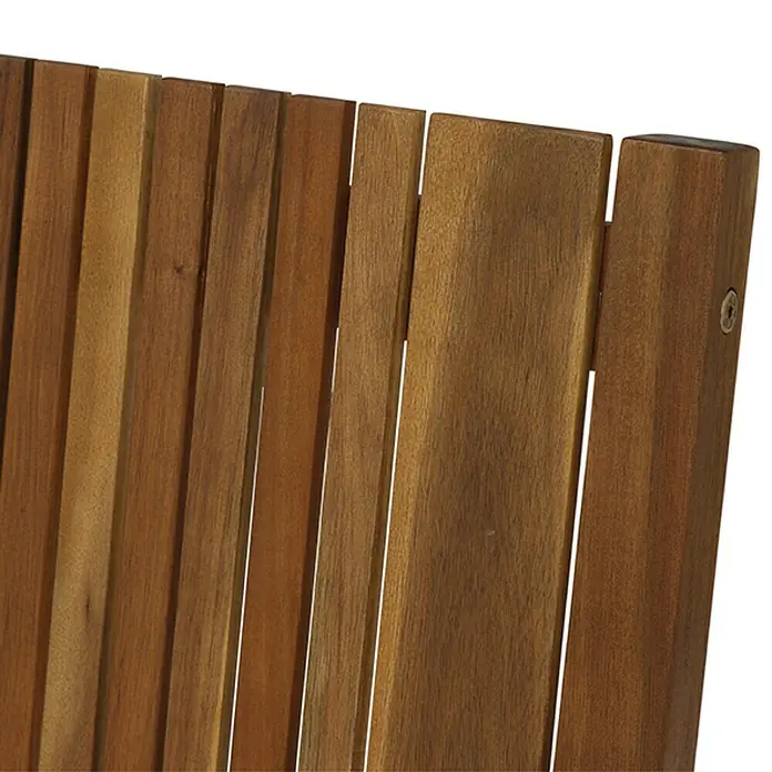Siena Garden Falun Gartenbank - B x T x H: 121,5 x 59 x 90 cm, Akazienholz, Natur - Detailansicht einer Holzgartenstuhllehne, die die natürliche Maserung und die warme Farbe des Holzes hervorhebt.