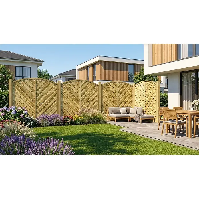 GartenLand Sichtschutzelement VARIO - B x H: 180 x 180 cm, Holz, Kiefer KDI Grün - Gebogener Holzzaun mit diagonalen Gitterpaneelen, als Sichtschutz in einem begrünten Garten.