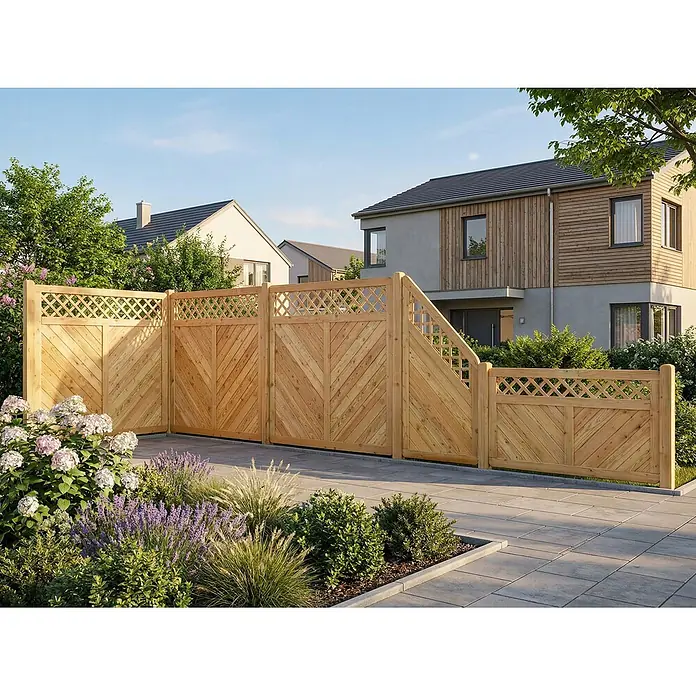 GartenLand Sichtschutzelement NIZZA - Holz, Lärche - Großes helles Holzzaun- und Torsystem mit Diagonalbrettern und Spalieraufsatz, an einer gepflasterten Einfahrt.