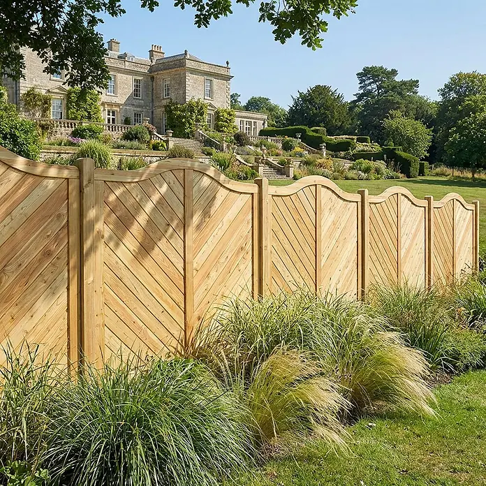 GartenLand Zauntor NIZZA gebogen - 100 x 180 cm, Lärche, Holz - Gartenzaunpaneele aus Naturholz mit Wellenoberkanten und diagonalen Lamellen, in einem Garten vor einem Herrenhaus.