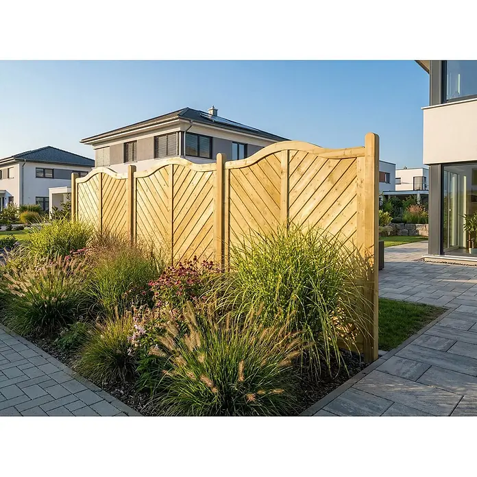 GartenLand Zauntor NIZZA gebogen - 100 x 180 cm, Lärche, Holz - Hölzerner Gartensichtschutz, hellbraun, mit diagonalen Latten und geschwungener Oberkante, umgeben von grünen Pflanzen in einem modernen Garten.